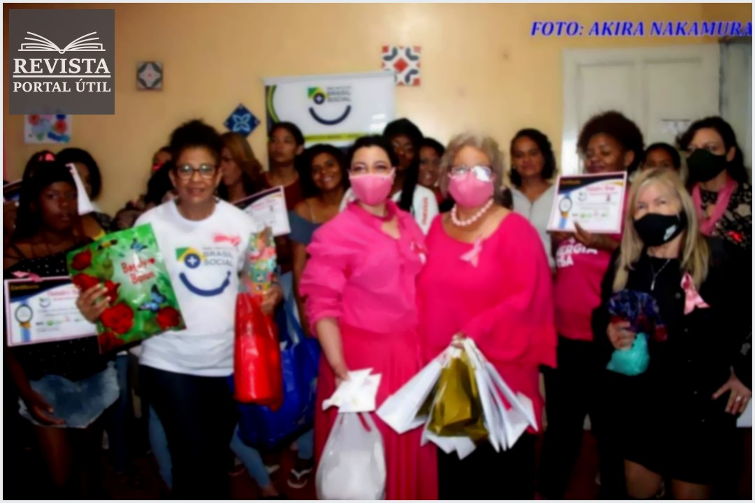Mulheres que participam do Projeto Crack Zero desfilam contra o Câncer de Mama no Outubro Rosa e recebem um dia de beleza e palestra de conscientização